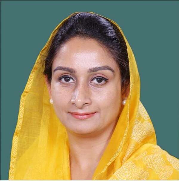 ਹਰਸਿਮਰਤ ਕੌਰ ਬਾਦਲ: 25 ਜੁਲਾਈ 1966 ਨੂੰ ਜਨਮੀਂ ਹਰਸਿਮਰਤ ਕੌਰ, ਸ਼੍ਰੋਮਣੀ ਅਕਾਲੀ ਦਲ ਦੀ ਮੈਂਬਰ ਅਤੇ ਪੰਜਾਬ ਦੇ ਉਪ ਮੁੱਖ ਮੰਤਰੀ ਸੁਖਵੀਰ ਸਿੰਘ ਬਾਦਲ ਦੀ ਪਤਨੀ ਹੈ। ਜੋ ਖ਼ੁਦ ਇੱਕ ਰਾਜਨੇਤਾ ਅਤੇ ਫੂਡ ਪ੍ਰੋਸੈਸਿੰਗ ਉਦਯੋਗ ਮੰਤਰੀ ਵੀ ਹੈ। ਉਹ ਬਠਿੰਡਾ ਲੋਕ ਸਭਾ ਹਲਕੇ ਤੋਂ ਲੋਕ ਸਭਾ ਸੰਸਦ ਹੈ।
