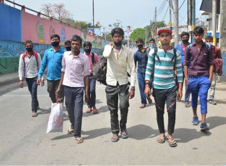 ਦੇਸ਼ ਭਰ ਵਿੱਚ ਚੱਲ ਰਹੇ ਲੌਕਡਾਉਨ ਵਿਚਕਾਰ, ਲੋਕ ਆਗਰਾ-ਕਾਨਪੁਰ ਨੈਸ਼ਨਲ ਹਾਈਵੇਅ 'ਤੇ ਸਾਮਾਨ ਤੇ ਬੱਚਿਆਂ ਨੂੰ ਲੈ ਕੇ ਆਪਣੇ ਪਿੰਡਾਂ ਨੂੰ ਪਰਤਦੇ ਹੋਏ।