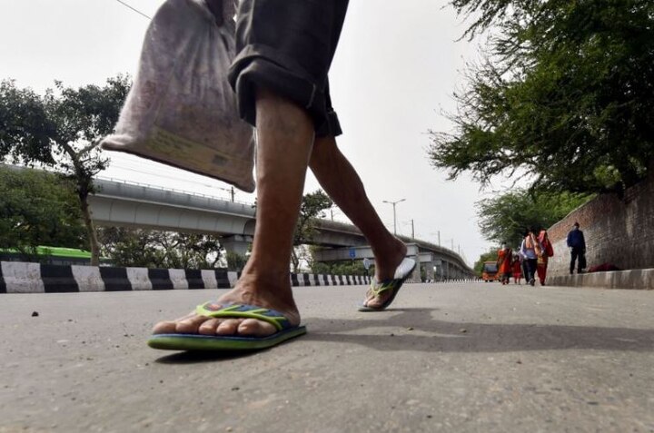 ਇੱਕ ਮਜ਼ਦੂਰ ਨੇ ਕਿਹਾ- ਜੇ ਕੋਈ ਖਾਣ ਨੂੰ ਕੁਝ ਦੇ ਦੇਵੇ ਤਾਂ ਠੀਕ ਹੈ, ਨਹੀਂ ਤਾਂ ਪਾਣੀ ਪੀ ਕੇ ਸੌਂ ਜਾਂਦੇ ਹਾਂ।