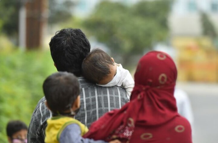 ਮਜ਼ਦੂਰ ਆਪਣੀ ਪਤਨੀ ਤੇ 4 ਬੱਚਿਆਂ ਨਾਲ ਖਾਣੇ ਦੀ ਭਾਲ ਵਿੱਚ ਪੈਦਲ ਚੱਲ ਕੇ ਆਪਣੇ ਘਰ ਵੱਸ ਜਾਣ ਲਈ ਮਜਬੂਰ ਹਨ।