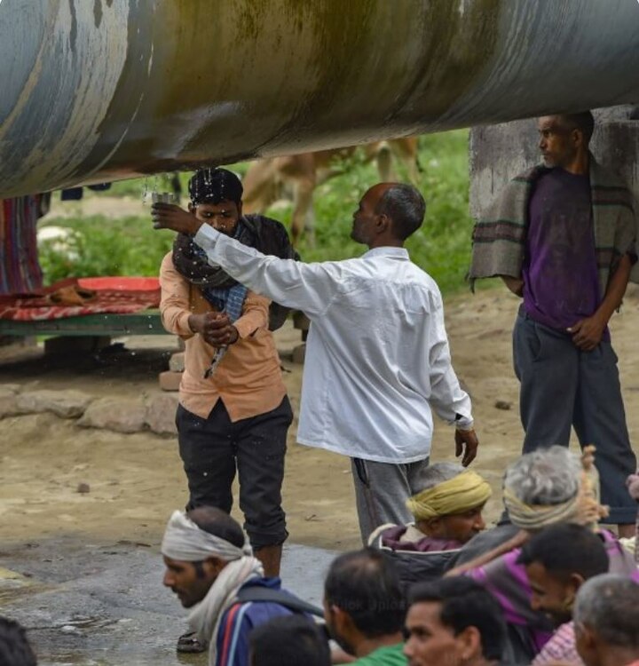 ਲਖਨਾਉ ਵਿੱਚ, ਪੁਲਿਸ ਨੇ ਨਿਸ਼ਾਤਗੰਜ ਪੁਲ ਦੇ ਹੇਠ ਰਹਿ ਰਹੇ ਬੇਘਰੇ ਲੋਕਾਂ ਨੂੰ ਖਾਣੇ ਦੇ ਪੈਕੇਟ ਵੰਡੇ।