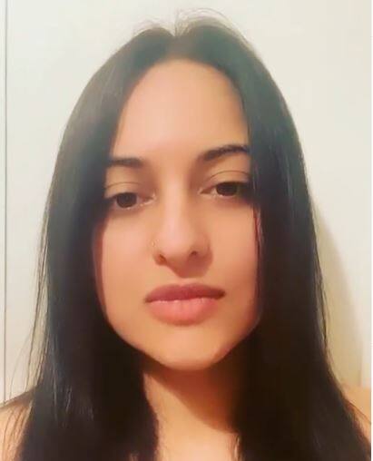 ਸੋਨਾਕਸ਼ੀ ਨੇ ਇੱਕ ਵੀਡੀਓ ‘ਚ ਫੈਨਸ ਨੂੰ ਘਰ ਰਹਿਣ ਦੀ ਅਪੀਲ ਕੀਤੀ ਹੈ।