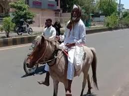 70 year old man from Solapur Maharashtra riding 70 km for wife's medicine. ਇੱਕ 70 ਸਾਲਾ ਬੁਜ਼ਰਗ ਨੇ ਕਾਈਮ ਕੀਤੀ ਮਿਸਾਲ, ਪਤਨੀ ਦੀ ਦਵਾਈ ਲਈ ਕੀਤੀ 70 ਕਿਮੀ ਘੋੜਸਵਾਰੀ