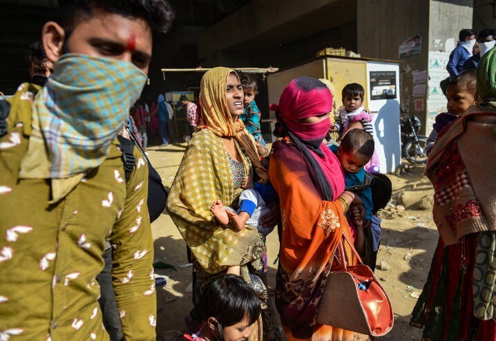 ਬੱਚਿਆਂ ਕੋਲ ਚੱਲ ਨਹੀਂ ਹੋ ਰਿਹਾ ਤਾਂ ਮਾਂ-ਬਾਪ ਉਨ੍ਹਾਂ ਨੂੰ ਗੋਦੀ ‘ਚ ਚੁੱਕ ਕੇ ਥੱਕੇ ਪੈਰਾਂ ਨਾਲ ਵੀ ਅੱਗੇ ਵੱਧ ਰਹੇ ਹਨ।