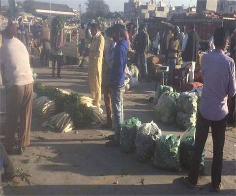 ਜਲੰਧਰ ਦੀ ਮਕਸੂਦਾ ਮਿੰਡੀ 'ਚ ਫਿਰ ਇੱਕਠੀ ਹੋਈ ਭੀੜ, ਆਮ ਲੋਕ ਵੀ ਕਰ ਰਹੇ ਧੜਲੇ ਨਾਲ ਖਰੀਦਦਾਰੀ ਜਲੰਧਰ ਦੀ ਮਕਸੂਦਾ ਮਿੰਡੀ 'ਚ ਫਿਰ ਇੱਕਠੀ ਹੋਈ ਭੀੜ, ਆਮ ਲੋਕ ਵੀ ਕਰ ਰਹੇ ਧੜਲੇ ਨਾਲ ਖਰੀਦਦਾਰੀ