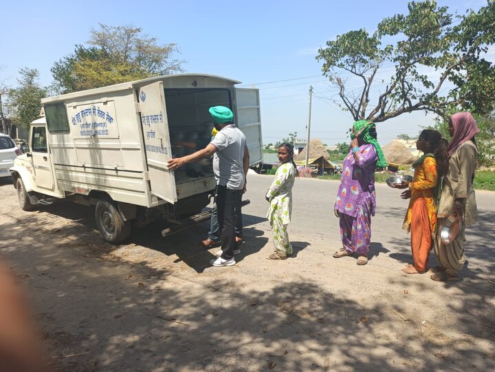 ਜ਼ਿਲ੍ਹਾ ਹੁਸ਼ਿਆਰਪੁਰ ਦੇ ਪੁਰ ਹੀਰਾਂ ਵਿਖੇ ਤਿਆਰ ਕਰਕੇ ਲੰਗਰ ਨੂੰ ਲਿਜਾਣ ਦੇ ਲਈ 28 ਗੱਡੀਆਂ ਦਾ ਵੀ ਪ੍ਰਬੰਧ ਕੀਤਾ ਗਿਆ ਹੈ।ਵੱਖ ਵੱਖ ਥਾਵਾਂ ਤੇ ਜਾ ਕਿ ਆਪਿ ਲੋਕਾਂ ਤੱਕ ਪਹੰਚ ਕਰ ਰਹੇ ਹਨ।