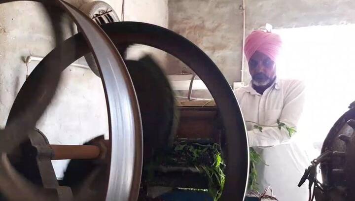 ਆੜ੍ਹਤੀਏ ਦੇ ਜ਼ਰੀਏ ਉਨ੍ਹਾਂ ਨੂੰ ਪਾਸ ਮੁਹਈਆ ਕਰਵਾਏ ਜਾਣਗੇ ਤਾਂ ਜੋ ਮੰਡੀ ਵਿੱਚ ਐਂਟਰੀ ਗੇਟ ਤੇ ਉਹਨਾਂ ਨੂੰ ਸੈਨੀਟਾਈਜ਼ਰ ਛਿੜਕਾਅ ਕੀਤਾ ਜਾਵੇ।