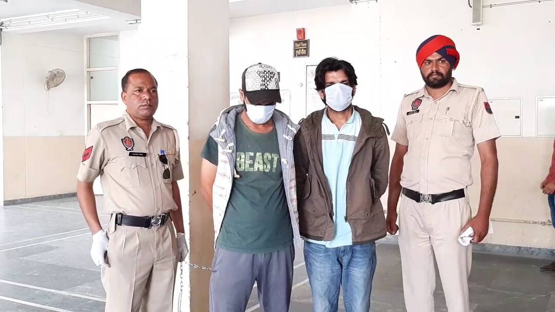 ਨਸ਼ਾ ਤਸਕਰ ਸਕੂਟੀ 'ਤੇ ਹੈਰੋਇਨ ਲੈਣ ਪਹੁੰਚੇ ਦਿੱਲੀ, ਜਾਅਲੀ ਕਰਫਿਊ ਪਾਸ ਸਮੇਤ ਗਿਫ੍ਰਤਾਰ Bathinda men arrested for procuring fake curfew pass, bringing heroin from Delhi on scooter ਨਸ਼ਾ ਤਸਕਰ ਸਕੂਟੀ 'ਤੇ ਹੈਰੋਇਨ ਲੈਣ ਪਹੁੰਚੇ ਦਿੱਲੀ, ਜਾਅਲੀ ਕਰਫਿਊ ਪਾਸ ਸਮੇਤ ਗਿਫ੍ਰਤਾਰ