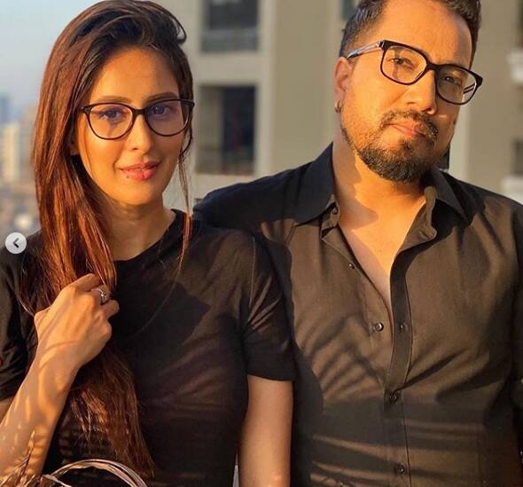  ਇਨ੍ਹਾਂ ਤਸਵੀਰਾਂ ਦੇ ਵਾਇਰਲ ਹੋਣ ਤੋਂ ਬਾਅਦ ਖ਼ਬਰਾਂ ਹਨ ਕਿ ਦੋਨੋਂ ਇੱਕ ਦੂਸਰੇ ਦੇ ਪਿਆਰ ‘ਚ ਗੁਆਚ ਗਏ ਹਨ ਤੇ ਡੇਟ ਕਰ ਰਹੇ ਹਨ।