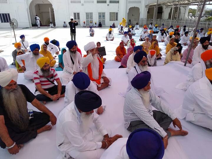 ਇਸ ਵਾਰ ਕੋਰੋਨਾਵਾਇਰਸ ਕਾਰਨ ਸੰਗਤਾ ਘਰਾਂ 'ਚ ਹੀ ਗੁਰਬਾਣੀ ਦਾ ਪਾਠ ਕਰ ਰਹੀਆਂ ਹਨ।