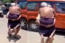 ਦਰਦਨਾਕ ਵੀਡੀਓ: ਪੁਲਿਸ ਦੀ ਬੇਰਹਿਮੀ ਕਾਰਨ ਬਿਮਾਰ ਪਿਓ ਨੂੰ ਗੋਦ ‘ਚ ਲੈ ਕੇ ਕਿਲੋਮੀਟਰ ਦੌੜਿਆ ਪੁੱਤ