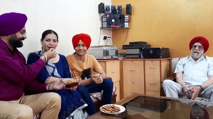 ਉਨ੍ਹਾਂ ਕਿਹਾ ਕਿ ਅਸੀਂ ਇਹ ਅਪੀਲ ਹੋਰ ਮਾਪਿਆਂ ਨੂੰ ਵੀ ਕਰਦੇ ਹਾਂ ਕਿ ਧੀਆਂ ਨੂੰ ਪੜ੍ਹਾ ਲਿਖਾ ਕੇ ਉਨ੍ਹਾਂ ਨੂੰ  ਚੰਗੇ ਰਸਤੇ ਤੇ ਚੱਲਣ ਦੀ ਨਸੀਹਤ ਦੇਣ।