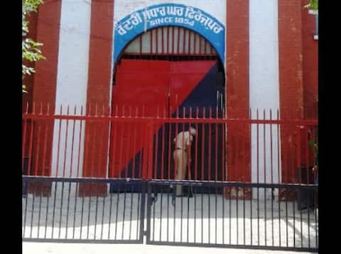 ਗੈਂਗਸਟਰਾਂ ਨਾਲ ਥਾਣੇਦਾਰ ਦੀ ਯਾਰੀ, ਇੰਝ ਪਹੁੰਚਾ ਰਿਹਾ ਸੀ ਜੇਲ੍ਹ 'ਚ ਸਾਮਾਨ ਗੈਂਗਸਟਰਾਂ ਨਾਲ ਥਾਣੇਦਾਰ ਦੀ ਯਾਰੀ, ਇੰਝ ਪਹੁੰਚਾ ਰਿਹਾ ਸੀ ਜੇਲ੍ਹ 'ਚ ਸਾਮਾਨ