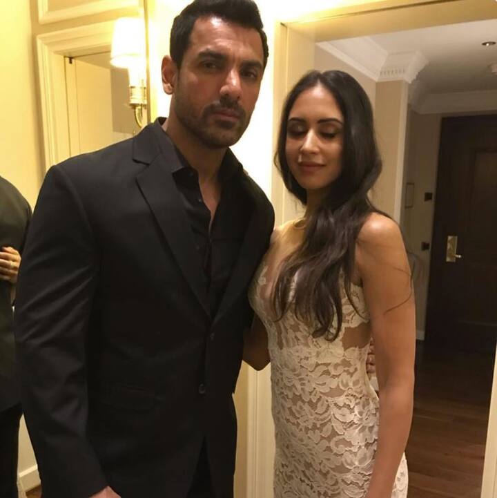  ਪ੍ਰਿਆ ਰੋਂਚਲ ਲਾਈਮਲਾਈਟ ਤੋਂ ਦੂਰ ਰਹਿਣਾ ਪਸੰਦ ਕਰਦੀ ਹੈ। ਬਹੁਤ ਘੱਟ ਹੀ ਇਹ ਜੋੜਾ ਸਟਾਰ ਪਾਰਟੀਆਂ ਵਿੱਚ ਇਕੱਠੇ ਦਿਖਾਈ ਦਿੰਦਾ ਹੈ। ਅਜਿਹੀ ਸਥਿਤੀ ਵਿੱਚ, ਅਸੀਂ ਤੁਹਾਡੇ ਲਈ ਇਸ ਜੋੜੇ ਦੀਆਂ ਕੁਝ ਫੋਟੋਆਂ ਲਿਆਏ ਹਾਂ।