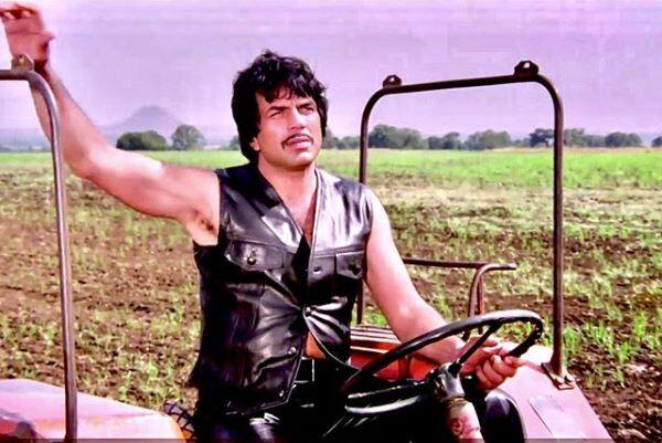 Bollywood Actor Dharamendar : Amid Coronavirus enjoying at his farmhouse ਲੌਕਡਾਉਨ ਤੋਂ ਬੇਪ੍ਰਵਾਹ ਧਰਮਿੰਦਰ ਟਰੈਕਟਰ ਨਾਲ ਵਾਹ ਰਿਹਾ ਖੇਤ, ਵੇਖੋ ਵੀਡੀਓ