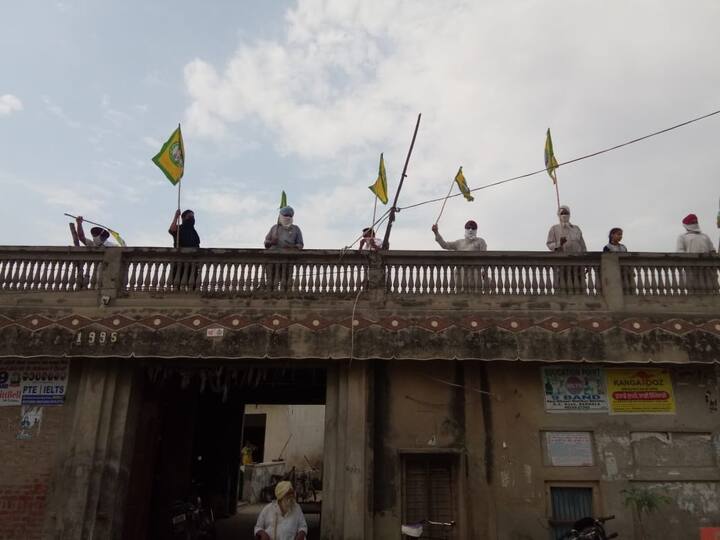  ਜੋਗਿੰਦਰ ਉਗਰਾਹਾਂ ਨੇ ਕਿਹਾ ਨਾ ਤਾਂ ਪੰਜਾਬ ਦੇ ਕਈ ਜ਼ਿਲ੍ਹਿਆਂ ਵਿੱਚ ਕਣਕ ਦੀ ਢੁਕਵੀਂ ਲਿਫਟਿੰਗ ਹੋ ਰਹੀ ਹੈ ਅਤੇ ਨਾ ਹੀ ਸਰਕਾਰ ਨੇ ਅਨਾਜ ਮੰਡੀਆਂ ਵਿੱਚ ਕਣਕ ਨੂੰ ਢੱਕਣ ਲਈ ਢੁਕਵੇਂ ਪ੍ਰਬੰਧ ਕੀਤੇ ਹਨ। ਹੋਰਨਾਂ ਨੇ ਲਾਜ਼ਮੀ ਦੂਰੀ 'ਤੇ ਖੜੇ ਹੋ ਕੇ ਪੰਜਾਬ ਸਰਕਾਰ ਖਿਲਾਫ ਨਾਅਰੇਬਾਜ਼ੀ ਕੀਤੀ।