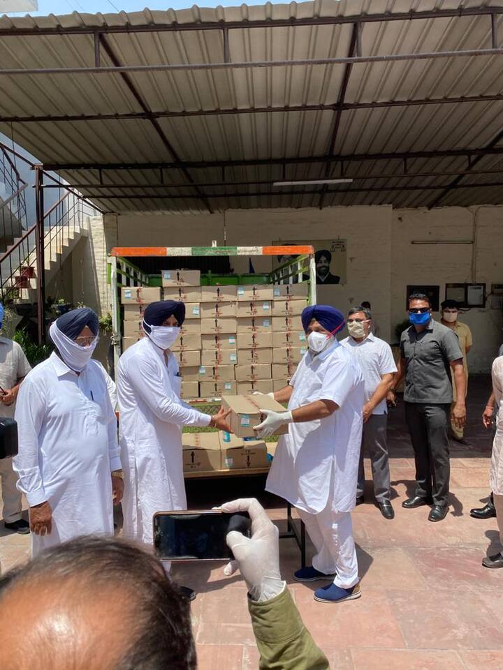 ਸੁਖਬੀਰ ਬਾਦਲ ਨੇ ਸਥਾਨਕ ਵਿਧਾਇਕ ਕੰਵਰਜੀਤ ਸਿੰਘ ਰੋਜ਼ੀ ਬਰਕੰਦੀ ਤੇ ਮੁਕਤਸਰ ਸਾਹਿਬ ਦੇ ਅਕਾਲੀ ਵਰਕਰਾਂ ਨੂੰ ਤਕਰੀਬਨ 10,000 ਬੋਤਲਾਂ ਸੈਨੀਟਾਈਜ਼ਰ ਸੌਂਪਿਆ।