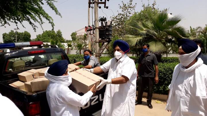 ਉਨ੍ਹਾਂ ਵਰਕਰਾਂ ਨੂੰ ਲੋੜਵੰਦਾਂ ਤਕ ਇਹ ਸਮਾਨ ਪਹੁੰਚਾਉਣ ਲਈ ਦੇ ਨਿਰਦੇਸ਼ ਦਿੱਤੇ।