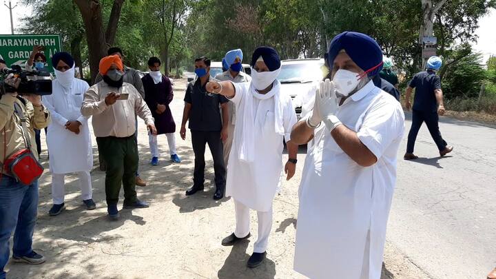 ਸ੍ਰੀ ਮੁਕਤਸਰ ਸਾਹਿਬ: ਫ਼ਿਰੋਜ਼ਪੁਰ ਤੋਂ ਲੋਕ ਸਭਾ ਮੈਂਬਰ ਸੁਖਬੀਰ ਸਿੰਘ ਬਾਦਲ ਵੀ ਲੋਕ ਨੁਮਾਇੰਦਾ ਹੋਣ ਦਾ ਫਰਜ਼ ਪੂਰਾ ਕਰਨ ਲਈ ਸੜਕਾਂ 'ਤੇ ਉੱਤਰ ਆਏ ਹਨ। ਉਨ੍ਹਾਂ ਆਪਣੇ ਸੰਸਦੀ ਹਲਕੇ ਅਧੀਨ ਪੈਂਦੇ ਵਿਧਾਨ ਸਭਾ ਹਲਕਾ ਸ੍ਰੀ ਮੁਕਤਸਰ ਸਾਹਿਬ ਵਿਖੇ ਕੋਰੋਨਾ ਮਹਾਮਾਰੀ ਨੂੰ ਰੋਕਣ ਲਈ ਲੋੜੀਂਦਾ ਸਾਮਾਨ ਵੰਡਿਆ।