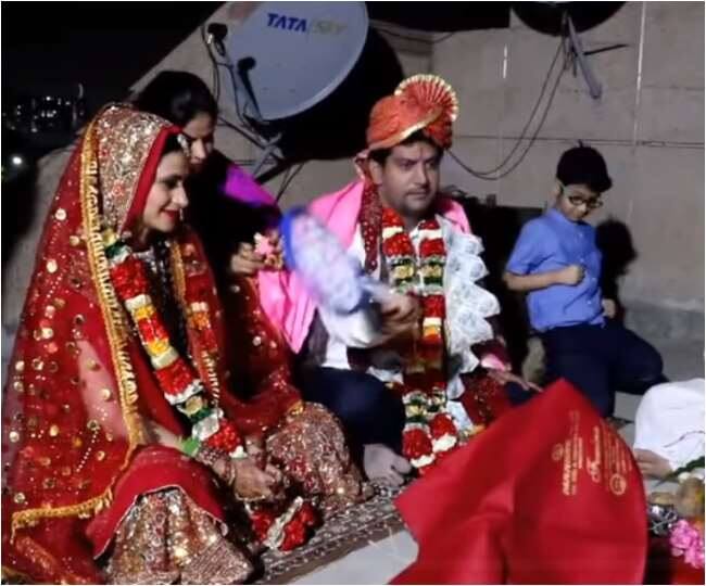 ਲੌਕਡਾਊਨ ਕਾਰਨ ਆਸ਼ੂਤੋਸ਼ ਨੇ ਆਪਣਾ ਵਿਆਹ ਕੈਂਸਲ ਨਹੀਂ ਕੀਤਾ, ਸਗੋਂ ਖ਼ਾਸ ਅੰਦਾਜ਼ ‘ਚ ਘਰ ਦੀ ਛੱਤ ‘ਤੇ ਕਰ ਲਿਆ।