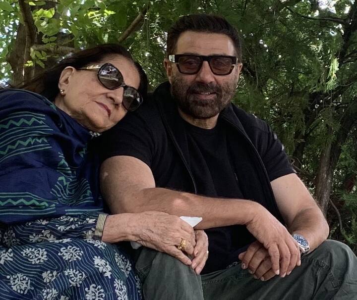 ਪ੍ਰਕਾਸ਼ ਕੌਰ ਆਪਣੇ ਪਰਿਵਾਰ ਨਾਲ ਹੀ ਰਹਿੰਦੀ ਹੈ ਤੇ ਅਕਸਰ ਹੀ ਉਨ੍ਹਾਂ ਦੀਆਂ ਪਰਿਵਾਰ ਨਾਲ ਖ਼ਾਸ ਤਸਵੀਰਾਂ ਸਾਹਮਣੇ ਆਉਂਦੀਆਂ ਰਹਿੰਦੀਆਂ ਹਨ।