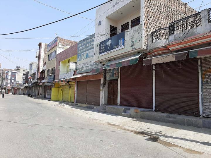 ਉੱਥੇ ਹੀ ਬੀਤੇ ਕੱਲ੍ਹ ਬਠਿੰਡਾ ਵਿਖੇ ਦੋ ਪੌਜ਼ੇਟਿਵ ਮਾਮਲੇ ਸਾਹਮਣੇ ਆਏ ਹਨ ਜਿਸ ਦੇ ਚੱਲਦੇ ਬਠਿੰਡਾ ਡੀਸੀ ਵੱਲੋਂ ਕਰਫਿਊ 'ਚ ਕਿਸੇ ਪ੍ਰਕਾਰ ਦੀ ਢਿੱਲ ਨਹੀਂ ਦਿੱਤੀ ਗਈ।