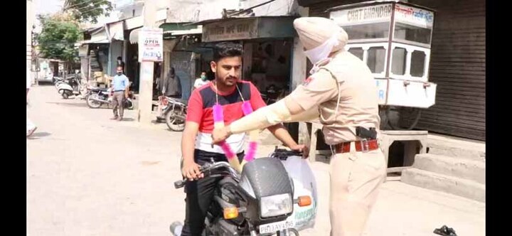 ਸੰਗਰੂਰ ਵਿਖੇ ਲੋਕਾਂ ਨੇ ਫੇਸ ਮਾਸਕ ਨਹੀਂ ਪਾਇਆ ਹੋਇਆ ਸੀ। ਸਬਕ ਸਿਖਾਉਣ ਲਈ ਪੁਲਿਸ ਨੇ ਵੀ ਵੱਖਰਾ ਢੰਗ ਲੱਭਿਆ ਗਿਆ।