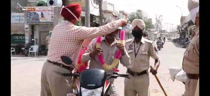 ਪੁਲਿਸ ਨੇ ਇਨ੍ਹਾਂ ਲੋਕਾਂ ਨੂੰ ਕੁਝ ਬੋਲਣ ਜਾਂ ਮਾਰਨ ਦੀ ਥਾਂ 'ਤੇ ਇਨ੍ਹਾਂ ਦੇ ਗਲਾਂ 'ਚ ਹਾਰ ਪਾਏ। ਤਾਂ ਜੋ ਲੋਕਾਂ ਨੂੰ ਥੋੜੀ ਸ਼ਰਮਿੰਦਗੀ ਮਹਿਸੂਸ ਹੋਵੇ। ਤੇ ਲੋਕ ਆਪਣੇ ਘਰਾਂ 'ਚੋਂ ਮਾਸਕ ਪਾ ਕੇ ਹੀ ਨਿਕਲਣ।