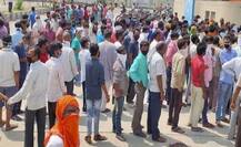 ਕਰਫਿਊ ਦੀਆਂ ਉੱਡੀਆਂ ਧੱਜੀਆਂ,ਪੁਲਿਸ ਨੇ ਰਾਸ਼ਨ ਵੰਡਣ ਲਈ ਬੁਲਾਏ ਸੀ 400 ਲੋਕ ਪਰ ਲੱਗ ਗਈ ਵੱਡੀ ਭੀੜ