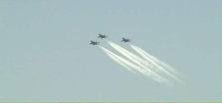 ਏਅਰ ਫੋਰਸ ਦੇ ਜਹਾਜ਼ਾਂ ਨੂੰ ਮੁੰਬਈ ‘ਚ ਮਰੀਨ ਡਰਾਈਵ ਤੋਂ ਉੱਪਰ ਦੀ ਜਿੱਤ ਦਾ ਨਿਸ਼ਾਨ ਬਣਾਉਂਦੇ ਦੇਖਿਆ ਗਿਆ।