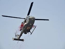 ਕੋਰੋਨਾ ਖਿਲਾਫ ਜੰਗ 'ਚ ਫਰੰਟ ਲਾਈਨ ਯੋਧਿਆਂ ਦਾ ਫੁੱਲਾਂ ਦੀ ਵਰਖਾ ਨਾਲ ਸਨਮਾਨ