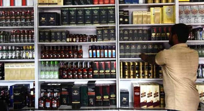 liquor sale down in Punjab as compare to last year  ਕੋਰੋਨਾ ਵਾਇਰਸ ਨੇ ਸ਼ਰਾਬ ਦਾ ਨਸ਼ਾ ਘਟਾਇਆ, ਪਹਿਲਾਂ ਦੇ ਮੁਕਾਬਲੇ ਵਿਕਰੀ 'ਚ ਵੱਡੀ ਗਿਰਾਵਟ