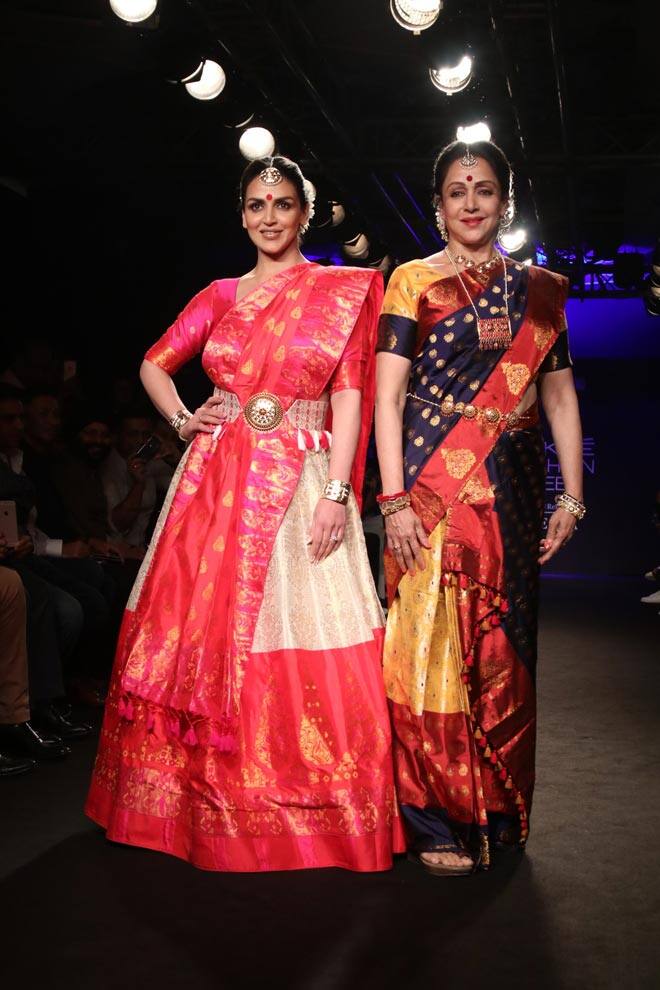 ਅਭਿਨੇਤਰੀ ਈਸ਼ਾ ਦਿਓਲ ਤੇ ਉਸ ਦੀ ਮਾਂ ਹੇਮਾ ਮਾਲਿਨੀ ਅਜੇ ਵੀ ਇਕੱਠੇ ਸਟੇਜ ਸਾਂਝੀ ਕਰਦੀਆਂ ਦਿਖਾਈ ਦਿੰਦੀਆਂ ਹਨ।