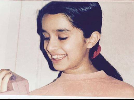 ਇਹ ਬਾਲੀਵੁੱਡ ਦੀ ਕਿਊਟ ਗਰਲ ਸ਼ਰਧਾ ਕਪੂਰ ਹੈ। ਇਸ ਤਸਵੀਰ ਨੂੰ ਸਾਂਝਾ ਕਰਦਿਆਂ ਸ਼ਰਧਾ ਨੇ ਕੈਪਸ਼ਨ 'ਚ ਲਿਖਿਆ, ਜਦੋਂ ਮੇਰੇ ਦੰਦ ਖਰਗੋਸ਼ਾਂ ਵਰਗੇ ਹੁੰਦੇ ਸੀ।