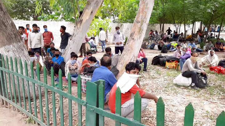 ਰੇਲਵੇ ਸਟੇਸ਼ਨ ਬਠਿੰਡਾ ਦੇ ਨੇੜੇ ਪ੍ਰਵਾਸੀ ਮਜ਼ਦੂਰਾਂ ਨੇ ਘਰ ਪਰਤਣ ਲਈ ਇੱਕ ਦਿਨ ਪਹਿਲਾਂ ਹੀ ਡੇਰਾ ਲਾ ਲਿਆ ਹੈ। ਕੋਰੋਨਾਵਾਇਰਸ ਨਾਲ ਆਈਆਂ ਮੁਸ਼ਕਲਾਂ ਤੋਂ ਬਾਅਦ ਇਹ ਪ੍ਰਵਾਸੀ ਮਜ਼ਦੂਰ ਆਪਣੇ ਘਰ ਜਾਣ ਲਈ ਕਾਹਲੇ ਪੈ ਰਹੇ