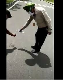 ਸੜਕ 'ਤੇ ਥੁੱਕਣਾ ਪਿਆ ਮਹਿੰਗਾ, ਵੀਡੀਓ 'ਚ ਦੇਖੋ ਚੰਡੀਗੜ੍ਹ ਪੁਲਿਸ ਵੱਲੋਂ ਸਿਖਾਇਆ ਸਬਕ