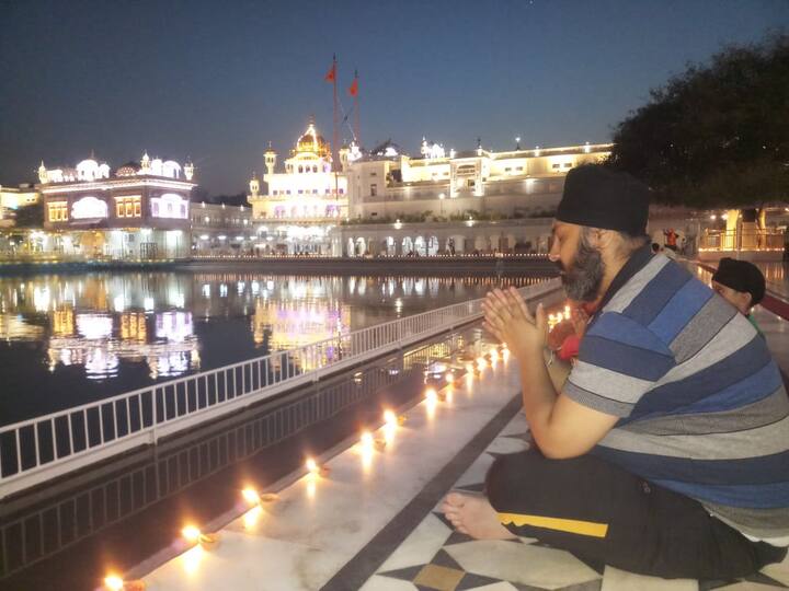 ਇਸ ਦੌਰਾਨ ਮੀਰੀ ਪੀਰੀ ਦੇ ਮਾਲਿਕ ਛੇਵੀਂ ਪਾਤਸ਼ਾਹੀ ਸ੍ਰੀ ਗੁਰੂ ਹਰਗੋਬਿੰਦ ਸਾਹਿਬ ਜੀ ਦੇ ਗੁਰਤਾਗੱਦੀ ਦਿਵਸ ਦੇ ਸਬੰਧ ‘ਚ ਸ੍ਰੀ ਹਰਿਮੰਦਰ ਸਾਹਿਬ ਵਿਖੇ ਸੁੰਦਰ ਦੀਪਮਾਲਾ ਕੀਤੀ ਗਈ ਹੈ।