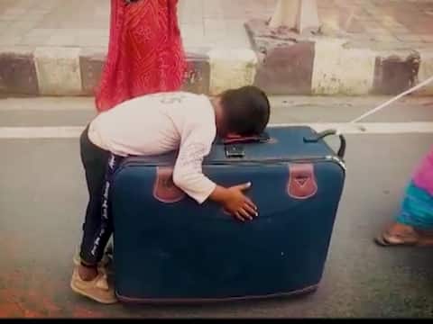 ਸੌਂ ਰਹੇ ਬੱਚੇ ਨਾਲ ਸੂਟਕੇਸ ਖਿੱਚਣ ਦੇ ਮਾਮਲੇ ‘ਚ ਪੰਜਾਬ ਤੇ ਯੂਪੀ ਸਰਕਾਰ ਨੂੰ NHRC ਦਾ ਨੋਟਿਸ ਸੌਂ ਰਹੇ ਬੱਚੇ ਨਾਲ ਸੂਟਕੇਸ ਖਿੱਚਣ ਦੇ ਮਾਮਲੇ ‘ਚ ਪੰਜਾਬ ਤੇ ਯੂਪੀ ਸਰਕਾਰ ਨੂੰ NHRC ਦਾ ਨੋਟਿਸ
