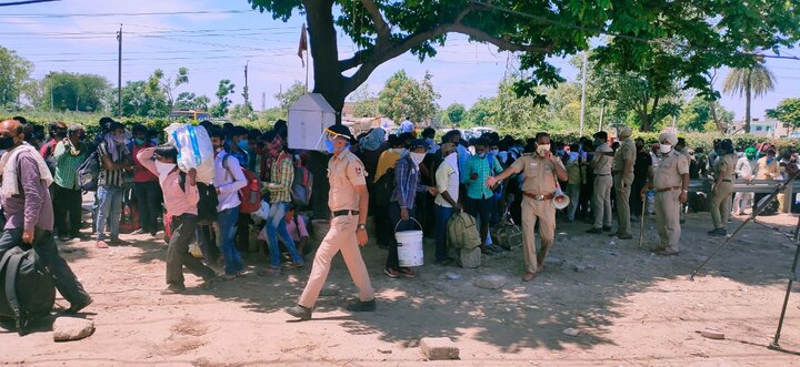 ਅੱਜ ਚੰਡੀਗੜ੍ਹ ਦੇ ਸਕੈਟਰ 43 ਬੱਸ ਅੱਡੇ ਤੇ ਵੀ ਵੱਡੀ ਗਿਣਤੀ 'ਚ ਇਹਨਾਂ ਮਜ਼ਦੂਰਾਂ ਦਾ ਇੱਕਠ ਵੇਖਣ ਨੂੰ ਮਿਲਿਆ।ਦਰਅਸਲ ਇਨ੍ਹਾਂ ਸਾਰੇ ਪ੍ਰਵਾਸੀ ਮਜ਼ਦੂਰਾਂ ਨੂੰ ਟ੍ਰੇਨ 'ਚ ਚਾੜ੍ਹਣ ਤੋਂ ਪਹਿਲਾਂ 43 ਬੱਸ ਸਟੈਂਡ ਤੇ ਇਨ੍ਹਾਂ ਦੀ ਮੈਡੀਕਲ ਜਾਂਚ ਹੁੰਦੀ ਹੈ।