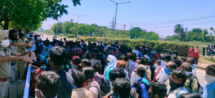 ਅੱਜ ਚੰਡੀਗੜ੍ਹ ਦੇ ਸਕੈਟਰ 43 ਬੱਸ ਅੱਡੇ ਤੇ ਵੀ ਵੱਡੀ ਗਿਣਤੀ 'ਚ ਇਹਨਾਂ ਮਜ਼ਦੂਰਾਂ ਦਾ ਇੱਕਠ ਵੇਖਣ ਨੂੰ ਮਿਲਿਆ।