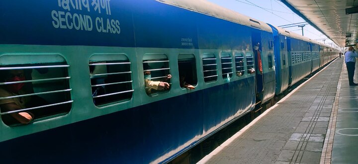  ਇੱਕ ਟ੍ਰੇਨ 'ਚ 1200 ਦੇ ਕਰੀਬ ਲੋਕ ਭੇਜ ਜਾਂਦੇ ਹਨ। ਇੱਥੋ ਇੱਕ ਟ੍ਰੇਨ ਬਿਹਾਰ ਅਤੇ ਇੱਕ ਯੂਪੀ ਲਈ ਰਵਾਨਾ ਹੁੰਦੀ ਹੈ।