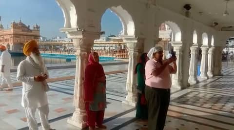 ਕਰਫਿਊ ਹਟਾਉਣ ਦੇ ਫੈਸਲੇ ਮਗਰੋਂ ਸ੍ਰੀ ਹਰਿਮੰਦਰ ਸਾਹਿਬ ਪਹੁੰਚੀਆਂ ਸੰਗਤਾਂ, ਫੈਸਲੇ ਦਾ ਕੀਤਾ ਸਵਾਗਤ ਕਰਫਿਊ ਹਟਾਉਣ ਦੇ ਫੈਸਲੇ ਮਗਰੋਂ ਸ੍ਰੀ ਹਰਿਮੰਦਰ ਸਾਹਿਬ ਪਹੁੰਚੀਆਂ ਸੰਗਤਾਂ, ਫੈਸਲੇ ਦਾ ਕੀਤਾ ਸਵਾਗਤ