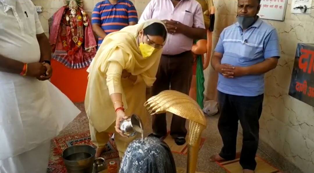 Minister Reaches Temple in Lockdown ਰਾਜ ਮੰਤਰੀ ਨੇ ਛਿੱਕੇ ਟੰਗੇ ਨਿਯਮ, ਲੌਕਡਾਊਨ ਦੌਰਾਨ ਮੰਦਿਰ 'ਚ ਕੀਤੀ ਪੂਜਾ