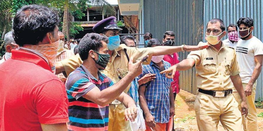 Stopped From Crossing Delhi-Gurgaon Border, People Throw Stones ਹਰਿਆਣਾ ਨੇ ਰੋਕੇ ਬਾਰਡਰ 'ਤੇ ਮਜ਼ਦੂਰ, ਪੁਲਿਸ ਨਾਲ ਭੇੜ 'ਚ ਕਈ ਜ਼ਖ਼ਮੀ