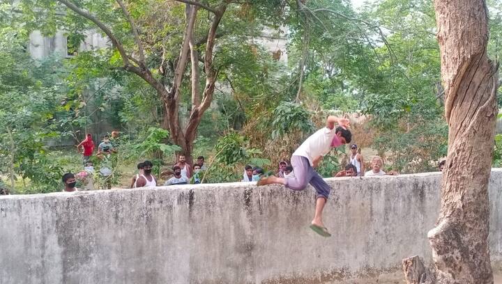 ਉਥੇ ਹੀ ਕੁਝ ਲੋਕਾਂ ਨੇ ਕਿਹਾ ਕਿ ਖਾਣ ਪੀਣ ਦਾ ਕੋਈ ਵਧੀਆ ਪ੍ਰਬੰਧ ਨਹੀਂ ਹੈ, ਦੋਵੇਂ ਸਮੇਂ ਚਾਵਲ ਦਿੱਤੇ ਜਾਂਦੇ ਹਨ। ਦੁੱਧ ਵੀ ਬਹੁਤ ਪਤਲਾ ਹੁੰਦਾ ਹੈ।