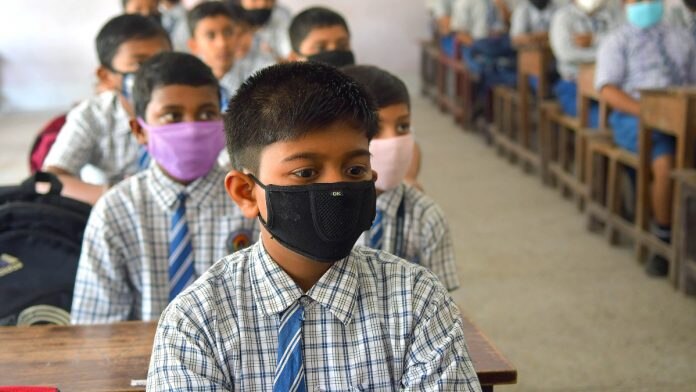 Haryana schools to reopen for 3 hours for classes X & XII from Monday Schools reopening: ਹਰਿਆਣਾ ਵਿਚ ਅੱਜ ਤੋਂ ਮੁੜ ਖੋਲ੍ਹਣਗੇ ਸਕੂਲ, ਜਾਣੋ ਬੱਚਿਆਂ ਲਈ ਜਾਰੀ ਗਾਈਡਲਾਈਨਸ
