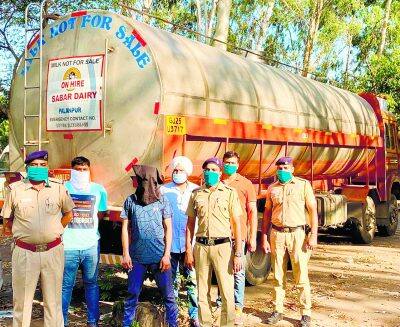 liquor found in milk tanker ਦੁੱਧ ਵਾਲੇ ਟੈਂਕਰ 'ਚ ਭਰਿਆ ਸ਼ਰਾਬ, ਇੰਝ ਹੋਇਆ ਖੁਲਾਸਾ