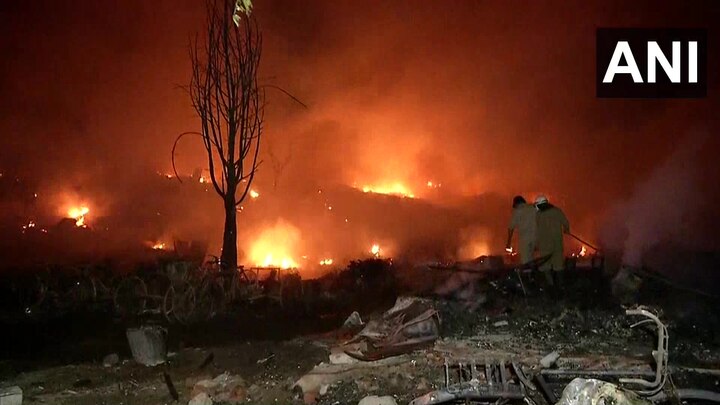 Delhi: Massive fire breaks out at slum in Tughlakabad, 30 fire tenders on spot ਦਿੱਲੀ ਦੇ ਤੁਗਲਕਾਬਾਦ ਵਿਚ 1500 ਝੁੱਗੀਆਂ ਸੜ ਕੇ ਸੁਆਹ, ਸੈਂਕੜੇ ਲੋਕ ਬੇਘਰ