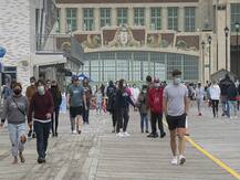 ਅਮਰੀਕੀਆਂ ਅੰਦਰੋਂ ਕੋਰੋਨਾ ਦਾ ਖੌਫ ਖ਼ਤਮ! ਦਹਿਸ਼ਤ ਦੇ ਮਾਹੌਲ 'ਚ ਮੌਜ ਮਸਤੀ