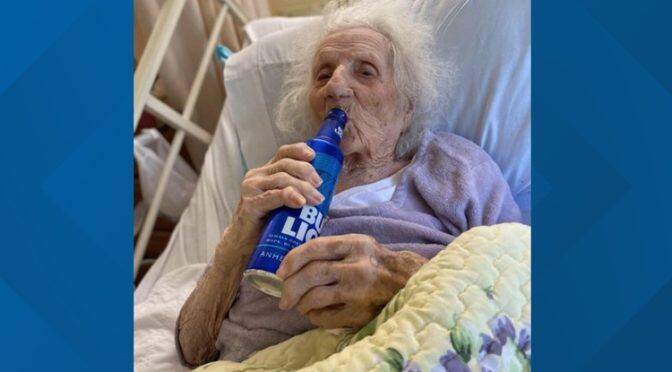 103yr old grandma downs beer to celebrate recovery from COVID_19 in America ਕੋਰੋਨਾ ਨੂੰ ਮਾਤ ਦੇ 103 ਸਾਲਾ ਬੇਬੇ ਨੇ ਬੀਅਰ ਪੀ ਮਨਾਇਆ ਜਸ਼ਨ, ਵੇਖੋ ਵੀਡੀਓ